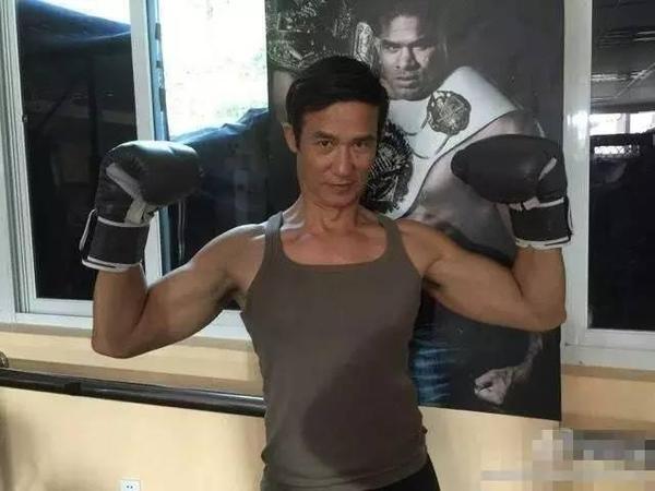 1959年出生的李子雄,虽然已经年近60,但是身材保持得很好.