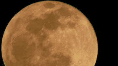 超级月亮碰到卸油的飞机,真是太美了