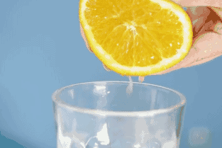 切开一个口,插根吸管,就可以像椰子一样喝的橙子