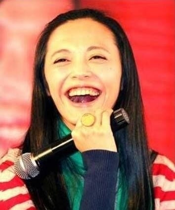 姚晨一笑大嘴巴一显无疑.