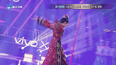 宋茜在新一期综艺节目《王牌对王牌》中亮相,饰演容嬷嬷重现经典扎针