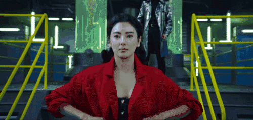 平日里母后又上班又顾家辛苦啦 今天帮你揉揉肩,捶捶背 女王陛下