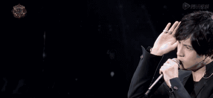 唱歌深情是薛之谦的代名词,唱到泪目,唱到让沈梦辰在节目录制现场大哭