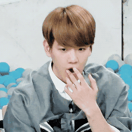 伯贤灿烈肯定在宿舍一遍打游戏,一边等着世勋发照片,哈哈.