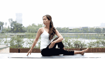 她是李小璐发小?身材好过林志玲?看看人家是怎么练瑜伽的!