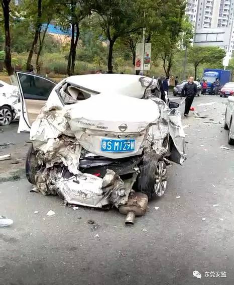 东莞昨日发生惨烈车祸!十余车被毁瞬间报废!
