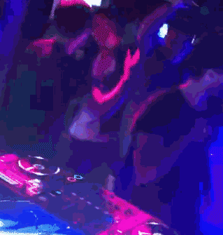 视频中,王思聪身着短袖,身体跟着酒吧劲爆音乐尽情摇摆,跳的非常的嗨