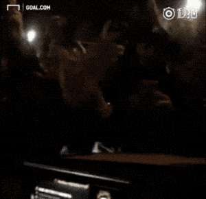 gif-捶胸挥臂!梅西罕见跳水广告牌与球迷疯狂庆祝