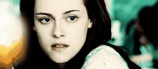 记忆里的她五官脸型精致到完美, 明眸善睐,肤若凝脂, 静可撩汉,动可