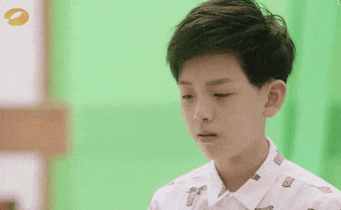 演男主云恺的小男孩长着单眼皮,笑起来很可爱,居然小小年纪就会耍帅撩