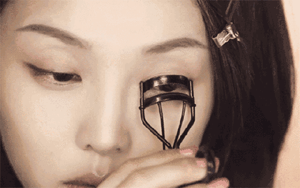 刷睫毛膏 10.涂抹口红