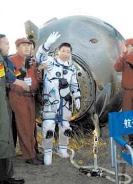 你们还记得2003年的航天英雄杨利伟吗?