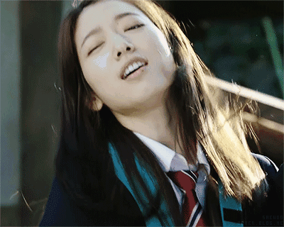 我拿她的照片做壁纸 要我换了说别扭 她是什么意思啊