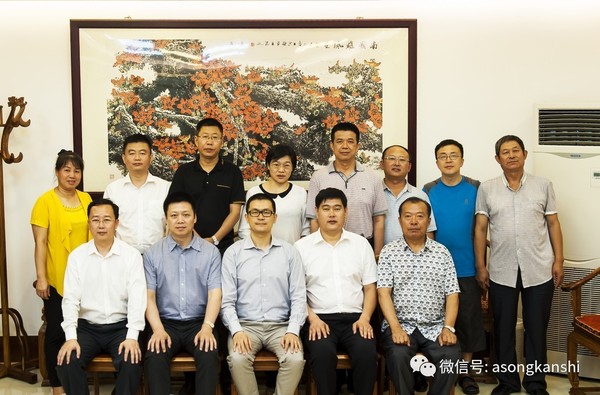 高州市委书记何志强(前排左三)刚从党校学习回来,就为考察团设晚宴接