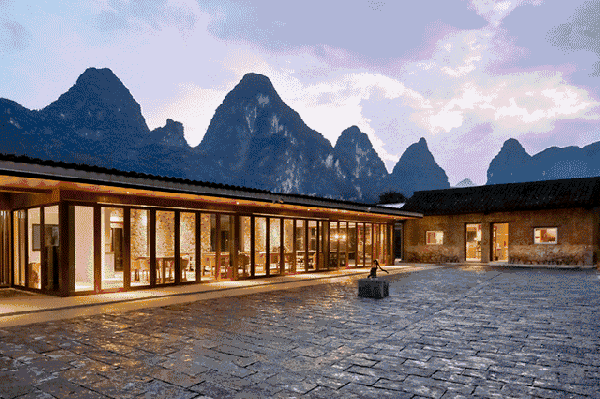 从秦始皇设置桂林郡,开凿灵渠,沟通了湘江和漓江,就此桂林变成了南通