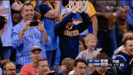 主队球迷欢呼威少破三双纪录 绝杀后球迷表情亮了