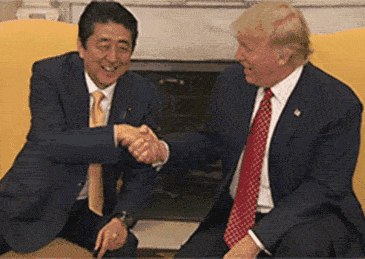 此前, 他与安倍会晤时, 抓着安倍的手乱拽, 完全不当回事