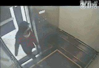 与此同时警方公布了一段令人毛骨悚然的监控录像,希望公众能够提供