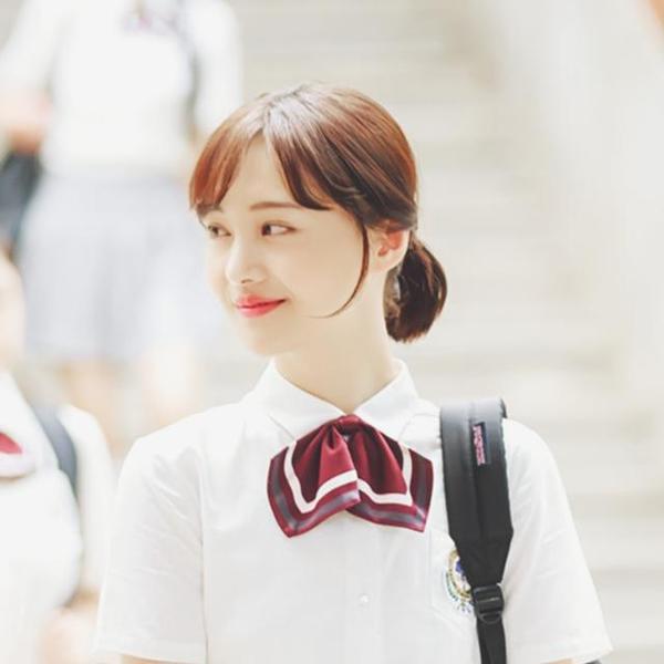 穿上校服的她清纯美好,柔和娇嫩如蔷薇般纯洁,是每个女孩本真而又美丽