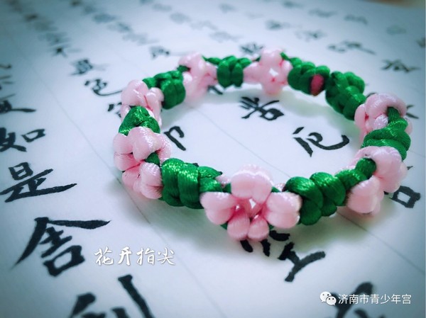 带着亲手编织的桃花手链,美它一个春天!_美美编织 带着亲手编织的桃花手链,美它一个春天!