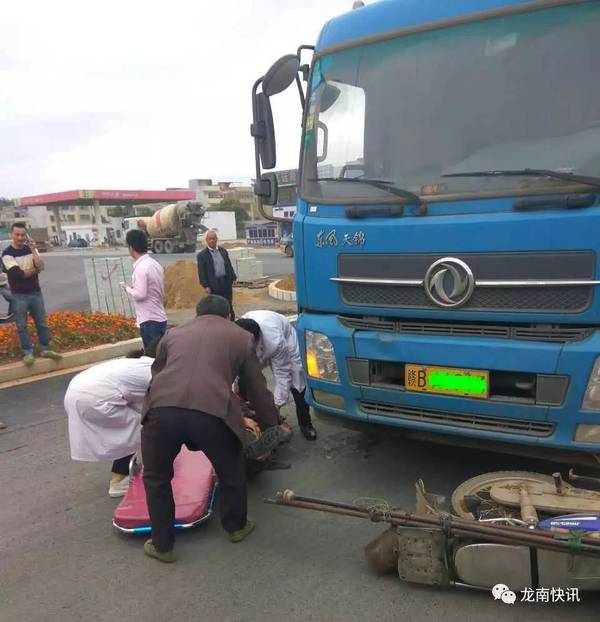 龙南东江高速路口发生严重车祸,一个字"惨"都形容不了!
