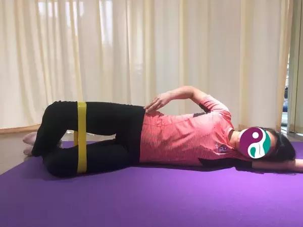 强化髋部外旋特别是臀中肌和外展肌的能力 动作要点:侧卧,屈膝