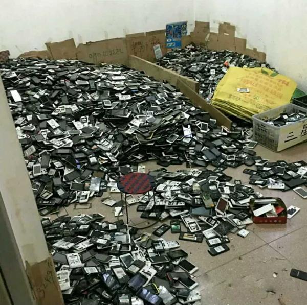 废旧手机能提炼黄金,一吨"垃圾"变成400克黄金