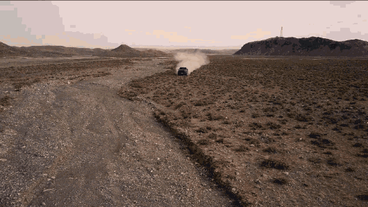 上面的动图来自刚刚上市的福特f-150猛禽邀请特技赛车手韩岳,国内最