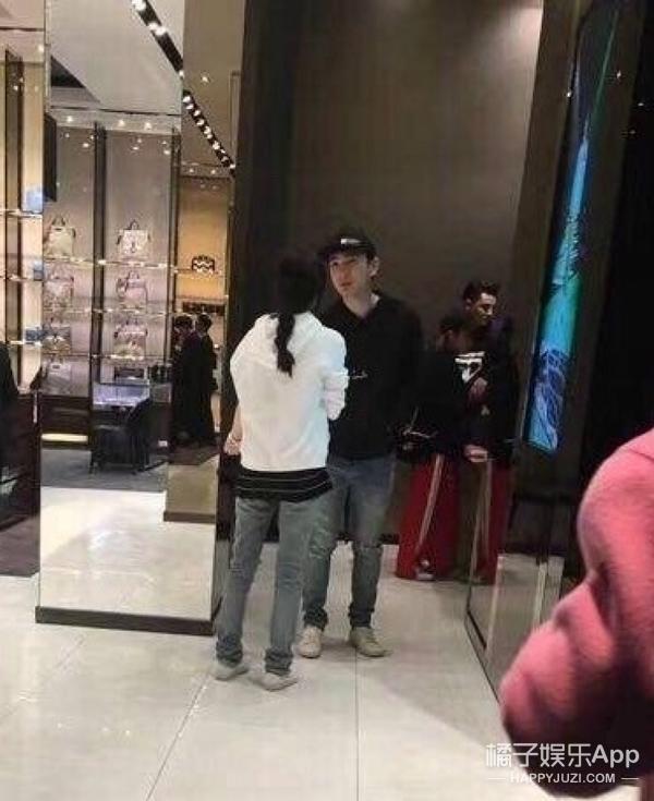 豆得儿晒坐王思聪大腿照片,手戴钻戒是说好事将近吗?