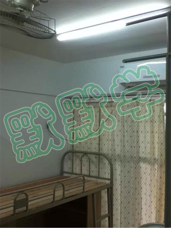 直接看常州大学怀德学院的大门吧: 常州大学怀德学院的宿舍全部为