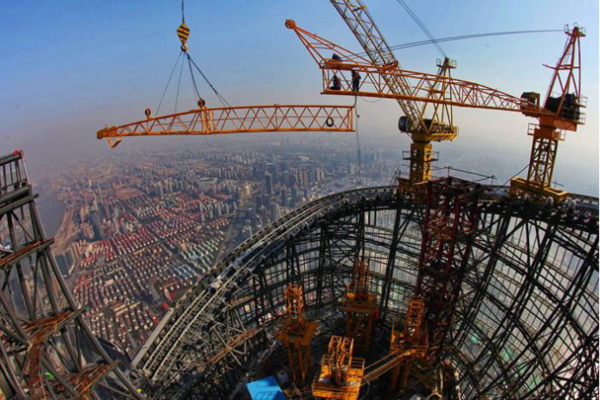 且安装在相邻建筑物的内部,这就导致了许多超高层建筑的大型塔吊拆除