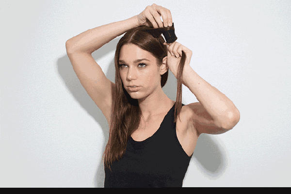 step3:用吹风机快速吹干头发,给卷发定型.