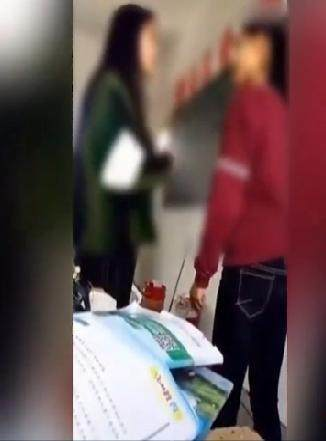 老师与女学生课堂争吵,一言不合两人互扇耳光!
