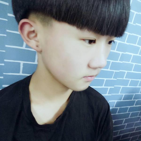 刘莫凡00后男神,卖萌走红网络!