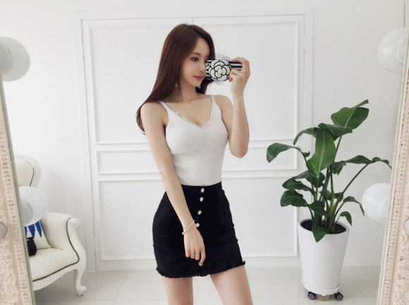 孙允珠身着简约蕾丝边v领吊带打底衫,暴露性感迷人的酥胸,下搭黑色