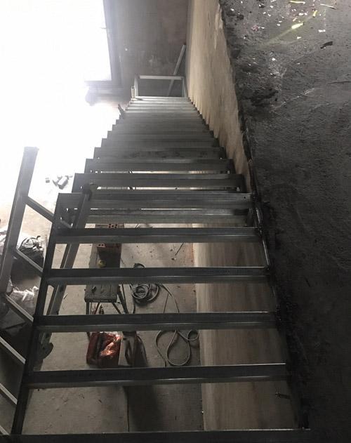 楼梯装修用方形钢管搭建,实木铺踏板,效果贼棒