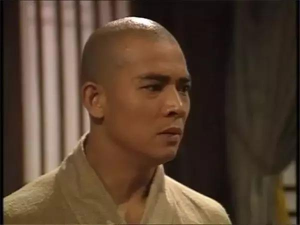 1994年《少林义士洪熙官》中饰演三德和尚,看到光头的他总感觉是坏人.