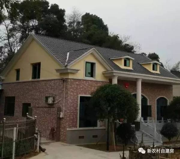 a乡亲乡亲为门槛建父母,家里的双拼都被女子踏烂栋独别墅联排别墅拼叠图片