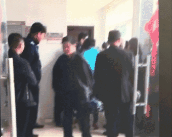 可后来,死者亲属竟找来20多人到厂区闹事,摆遗像,点蜡烛,哭嚎,踹门,闹