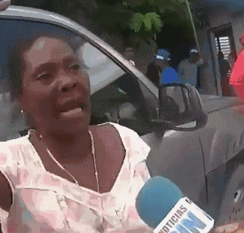 搞笑幽默爆笑gif图:大娘,不要那么激动,你看牙都掉出来了 搞笑幽默