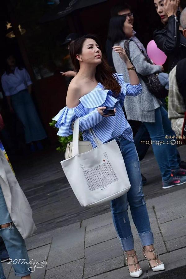 街拍:浑身散发优雅的成熟气质,风韵十足的少妇