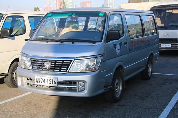 朝鲜的进口汽车多来自中国,平壤街头多数是国产车