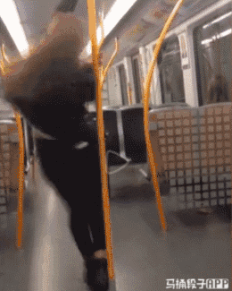 今日爆笑gif:美女!你这是在吃冰棍吗?