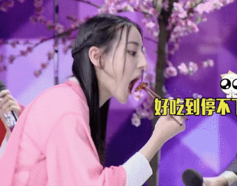 没错,迪丽热巴也是吃货一枚,之前参加《快本》就彻头彻尾的暴露了她的