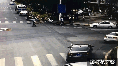 昨日炳三区小货车疯狂冲撞交警事件官方通报!原来是因为