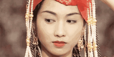 其实在洛神时,她已经退却了婴儿肥,她最美的时期应该是在周星驰电影里