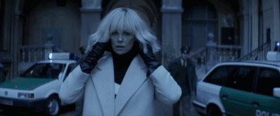 除了耍帅,她还壁咚舌吻了