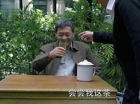 陈老泡了一杯茶招待客人,自己喝的白开水,这茶便是毛尖.