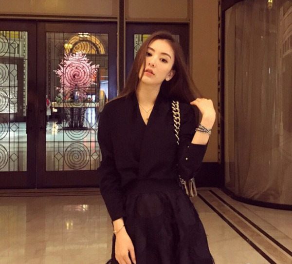 为婚礼做准备?"准新娘"方媛大方晒婚鞋(组图)