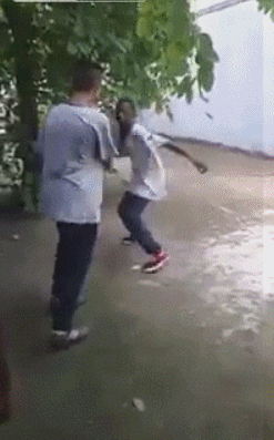 搞笑gif:女战士姐姐,穿身亮瞎眼的金属服-笑话频道